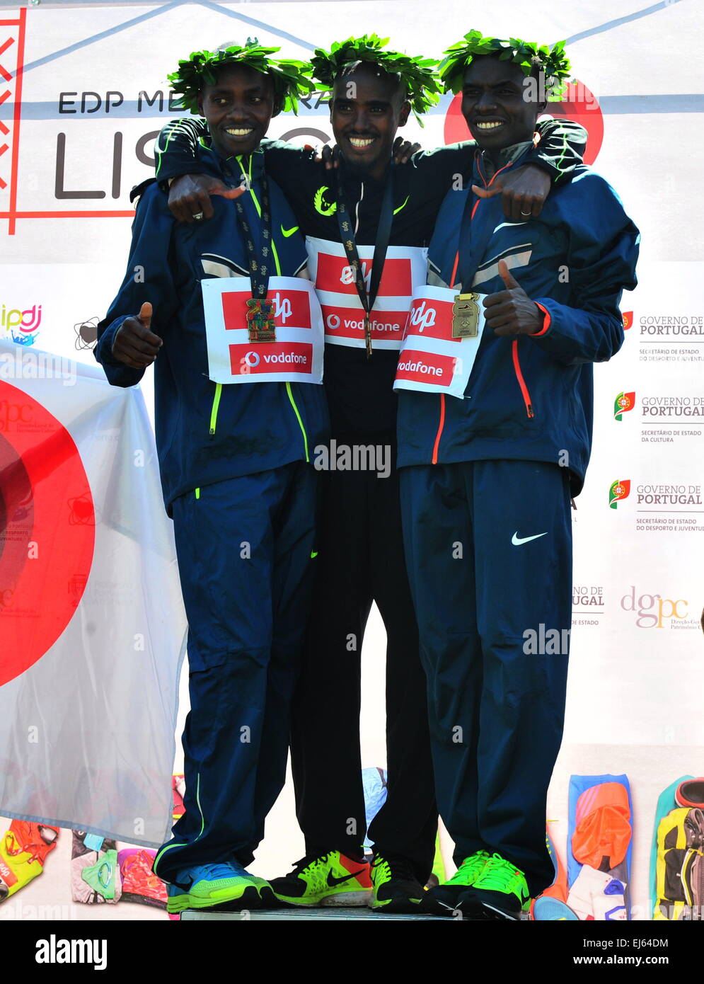 Lisbona. 22 Mar, 2015. Mo Farah (C) della Gran Bretagna pone con il Kenya è Micah Kemboi Kogo (L) e Stephen Kibet Kosgei durante la cerimonia di premiazione del XXV Mezza Maratona di Lisbona gara a Lisbona, Portogallo, il Mar 22, 2015. Mo Farah ha preso il primo posto con un nuovo Parlamento a tempo di record. © Zhang Liyun/Xinhua/Alamy Live News Foto Stock