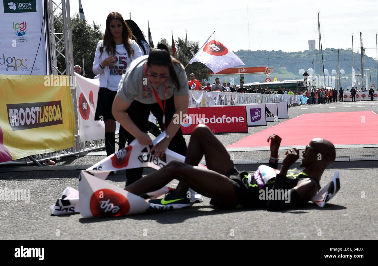 Lisbona. 22 Mar, 2015. Mo Farah (anteriore) della Gran Bretagna cade dopo aver tagliato il traguardo del venticinquesimo Mezza Maratona di Lisbona gara a Lisbona, Portogallo, il Mar 22, 2015. Mo Farah ha preso il primo posto con un nuovo Parlamento a tempo di record. © Zhang Liyun/Xinhua/Alamy Live News Foto Stock