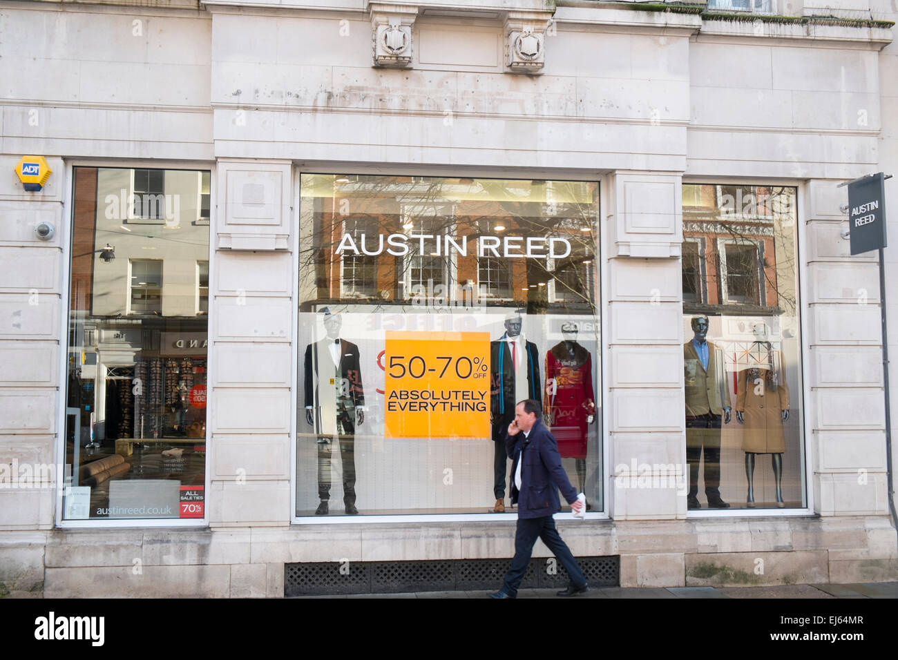 Man wals passa accanto al negozio di abbigliamento maschile Austin Reed in st anns Square, Manchester Inghilterra Foto Stock