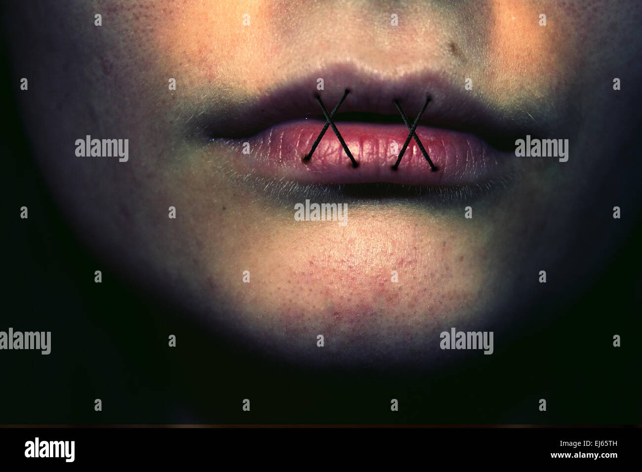 Cucite le labbra, maglie, abuso, abuso domestico, bullismo, labbra, viso, violenza, haunting, paure, scuro Foto Stock
