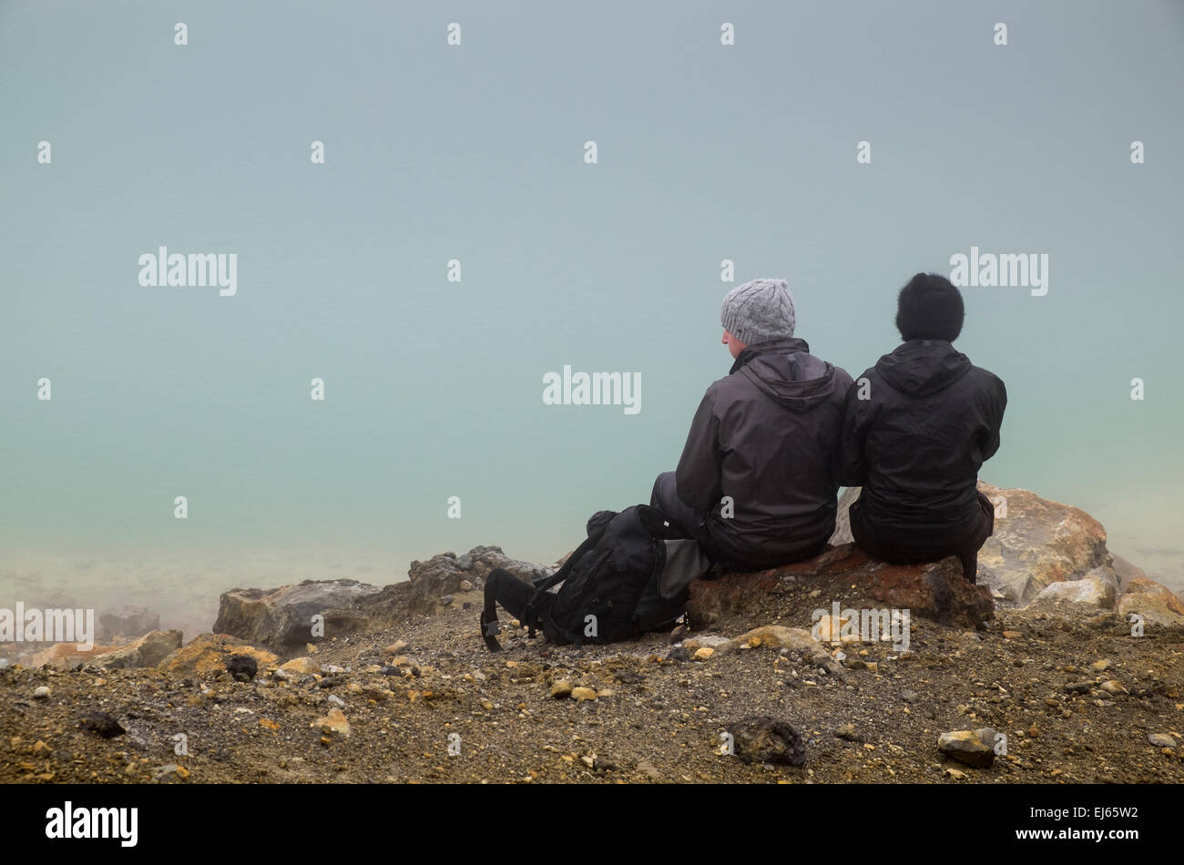 Walkers sul Tongariro alpine crossing sosta presso il lago blu in condizioni climatiche estreme, Nuova Zelanda. Foto Stock