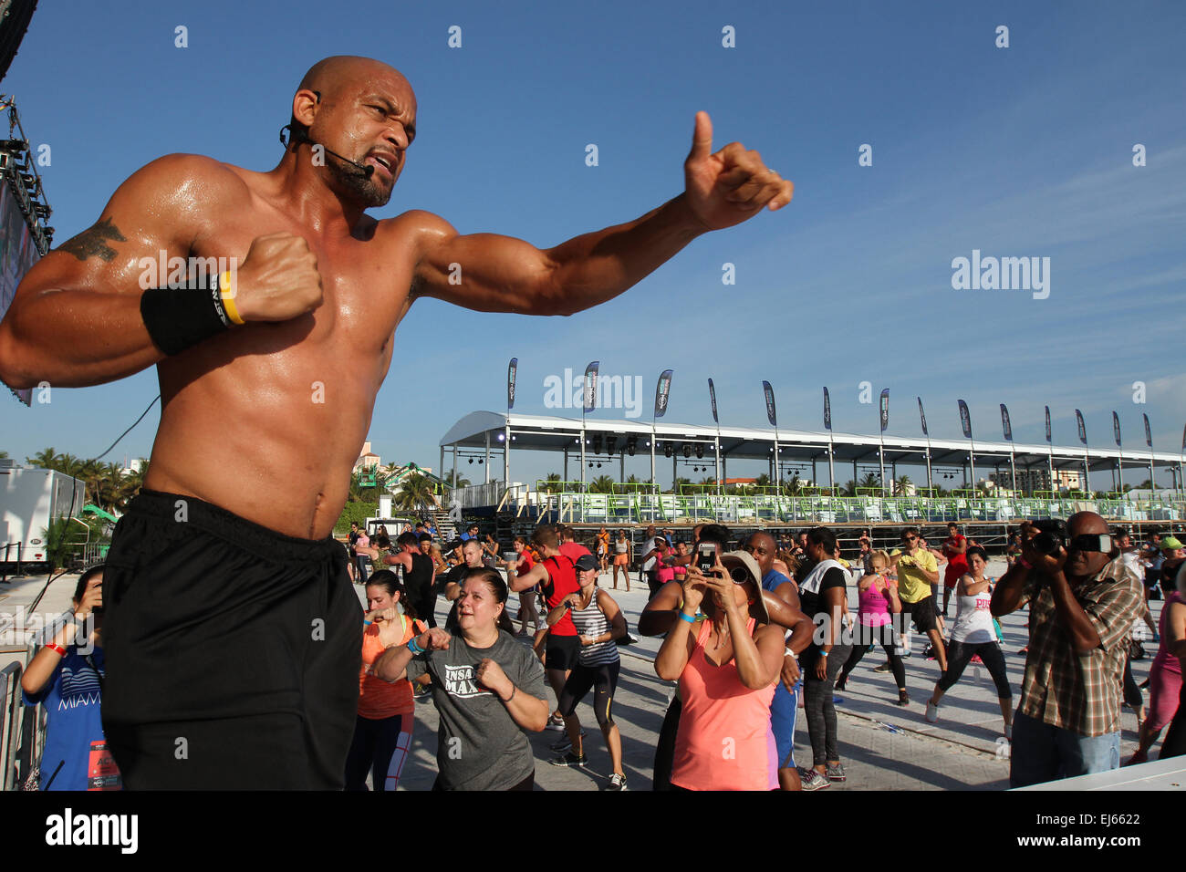 Miami Beach, Florida, Stati Uniti d'America. Xxii marzo, 2015. Celebrità esperto fitness Shaun T ospita una sessione di allenamento sponsorizzato da Core con il lancio di Miami Beach la celebrazione del centenario di Miami Beach in Florida di domenica 22 marzo, 2015. Credito: SEAN I draghetti/Alamy Live News Foto Stock