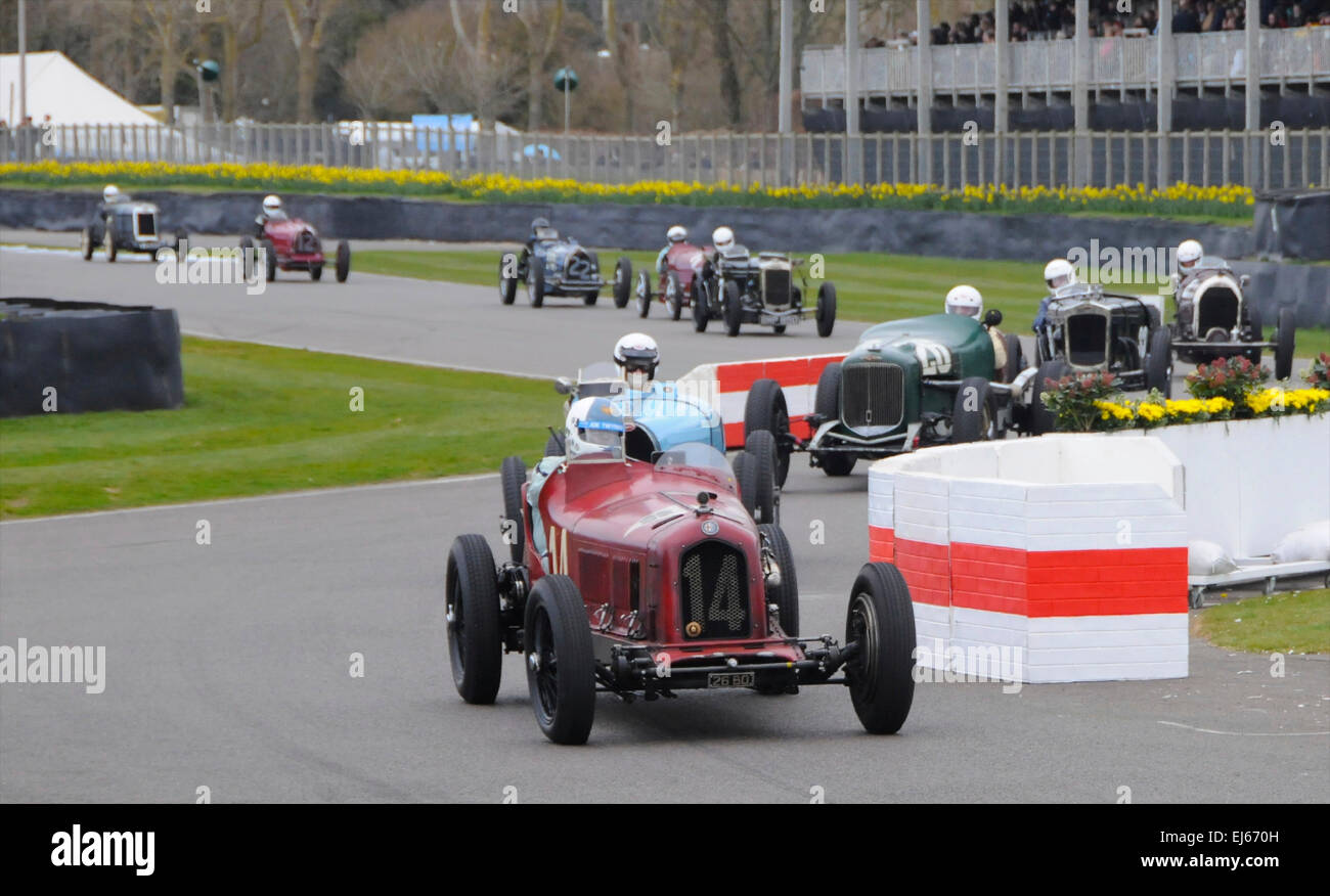 Tra i letteralmente milioni di sterline che vale la pena di automobilismo leggende passando attraverso i loro passi al 73rd Goodwood Stati la riunione del XXI e XXII Marzo 2015 nel Sussex sono state una raffinata collezione di vintage Bugattis e altri, qui a seguito di una Alfa Romeo 8C-2600 costruito nel 1932 attraverso la chicane a Goodwood. Foto Stock