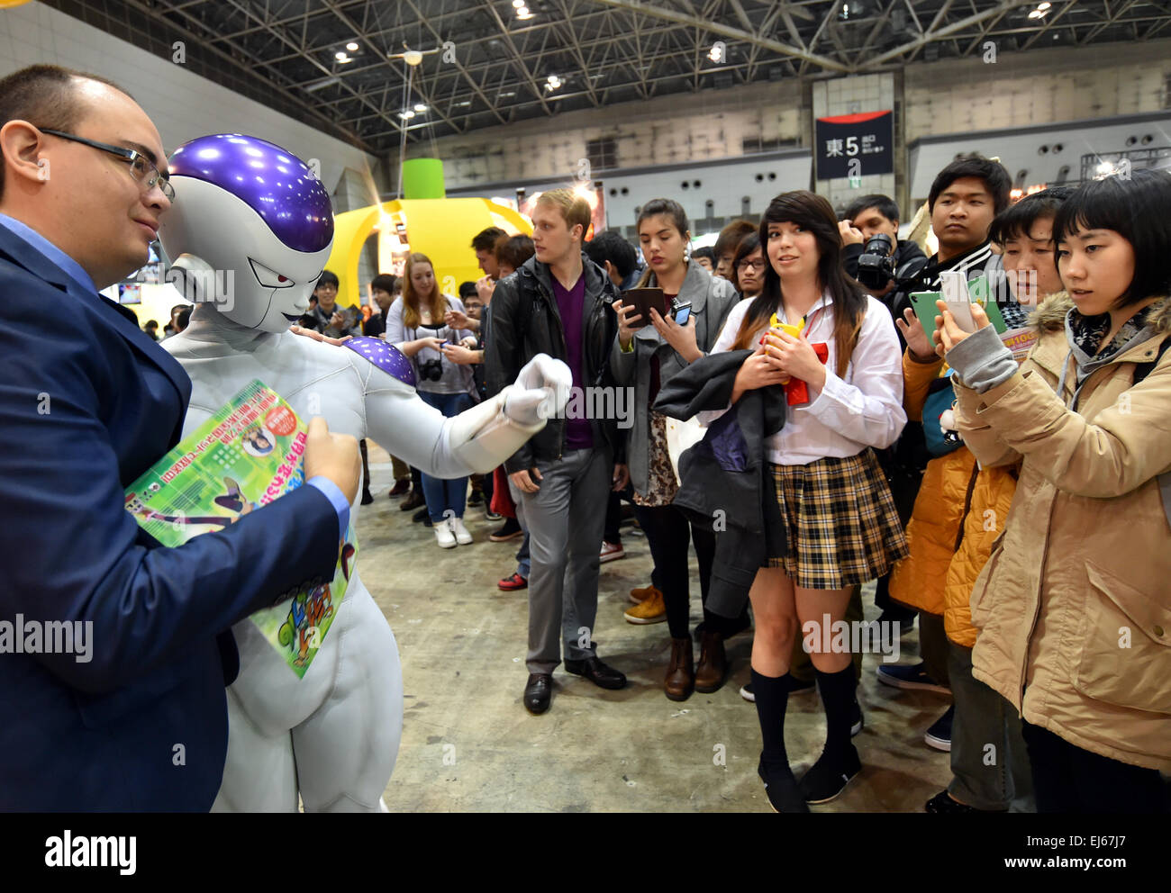 Tokyo, Giappone. Xxi Mar, 2015. Una grande folla di piacere asilo a sua volta Anime Giappone 2015, una mostra di tutto ciò che riguarda l'animazione in Tokyo, sabato 21 marzo 2015. AnimeJapan, che ha avuto inizio lo scorso anno sotto lo slogan ufficiale qui è tutto di anime, è stato previsto per attirare più di centomila visitatori durante i due giorni di esecuzione. © Natsuki Sakai/AFLO/Alamy Live News Foto Stock