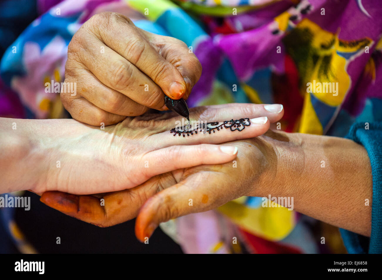 Torino, Italia. Xxii marzo, 2015. Lingotto Fiere 'Festival dell'Oriente' dal 20 al 22 marzo 2015 e dal 27 al 30 marzo 2015 - 20 Marzo 2015 - tatuaggi con hennè Credito: Davvero Facile Star/Alamy Live News Foto Stock