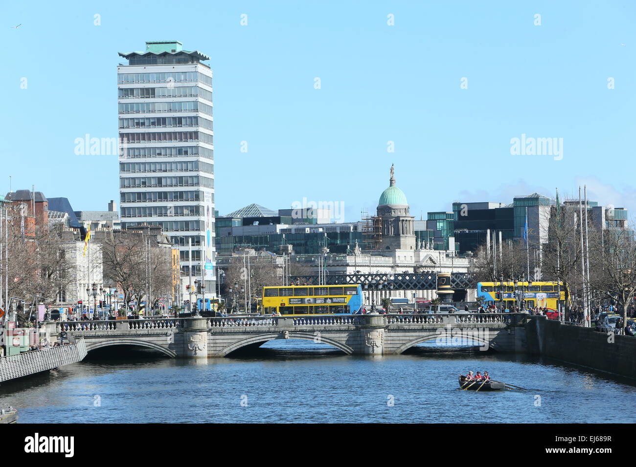 Immagine di Liberty Hall e O'Connell Bridge nel centro della città di Dublino il primo giorno di primavera come il buon tempo crea un sentire bene Foto Stock