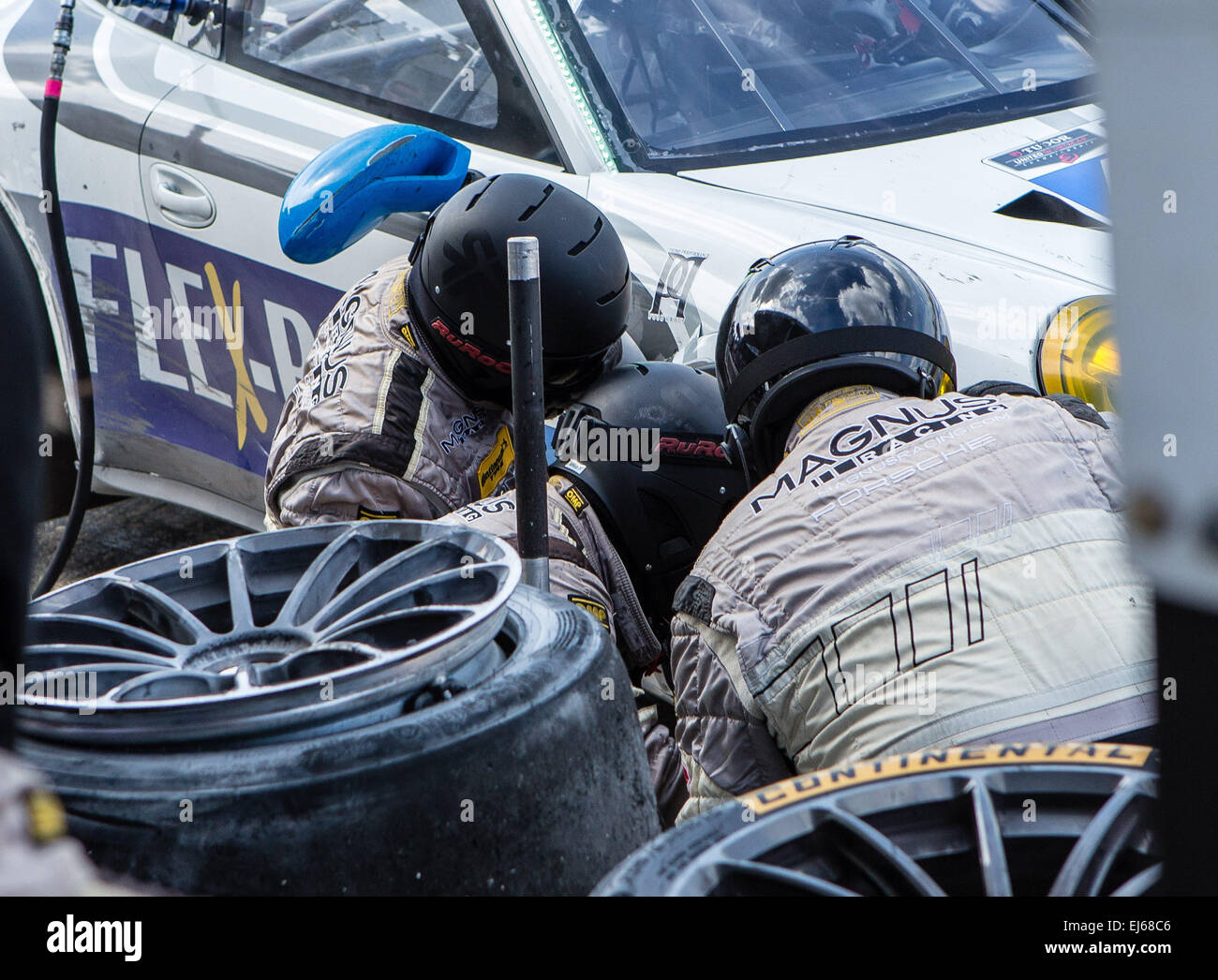 3/21/2015 - Sebring FL, Stati Uniti d'America - cambio gomme, fue top offl  e cambio pilota per Starworks Motorsport con driver Renger van der  Zande-Dodewaard, Paesi Bassi/Mike Hedlund-Woodside, CA/Mirco  Schultis-Wiesbaden, la Germania