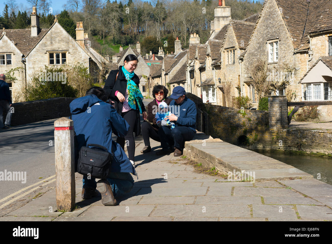 I turisti per scattare delle foto di loro stessi a Castle Combe Foto Stock