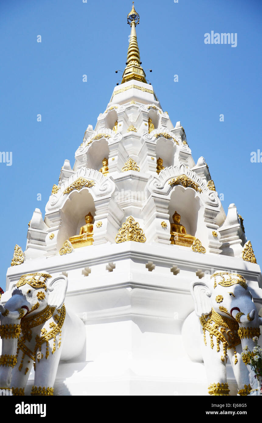 Chedi di Wat Klong Wiang tempio è uno dei più ornato Templi di Chiang Rai, Thailandia Foto Stock
