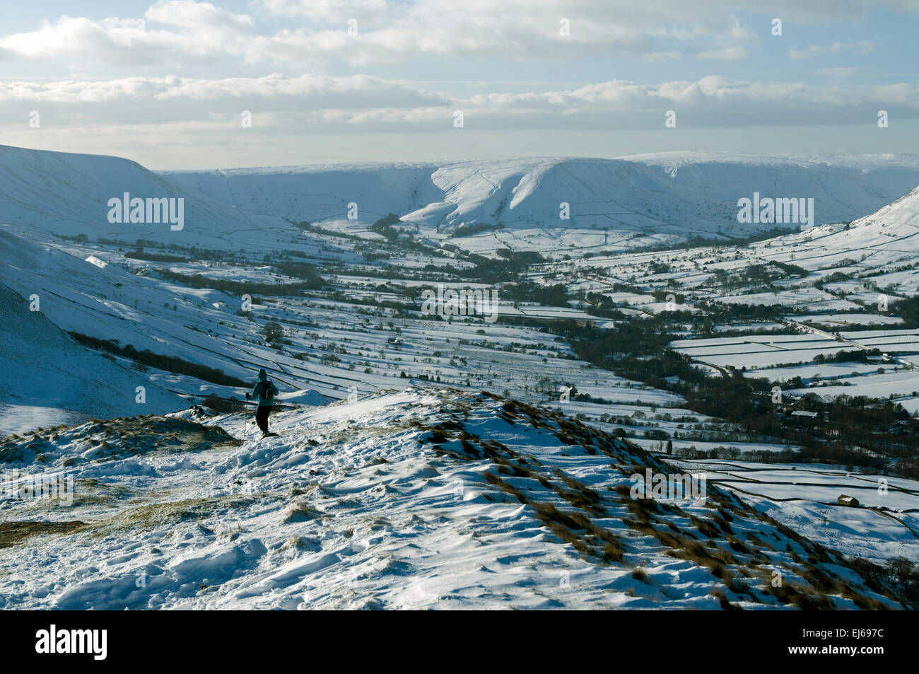 Edale superiore e le brughiere di marrone Knoll in inverno, da perdere Hill, Peak District, Derbyshire, Inghilterra, Regno Unito. Foto Stock