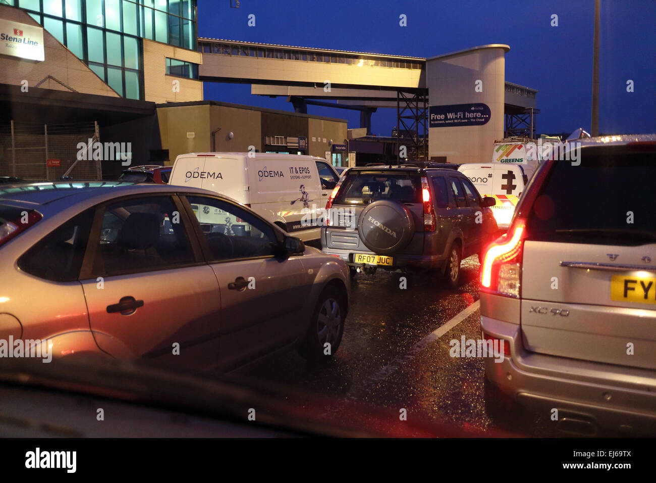 Automobili in attesa per la sera il traghetto nel porto di Belfast Foto Stock