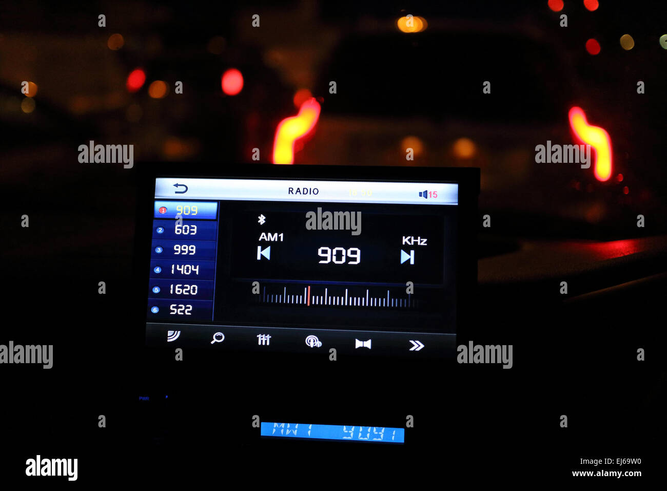 Interno la radio am schermo nel cruscotto del veicolo nel traffico di notte Foto Stock