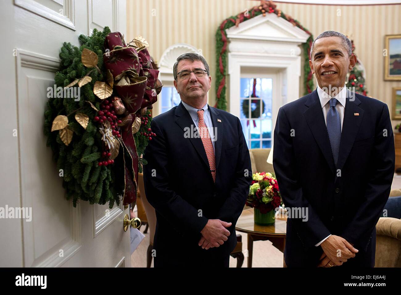 Il Presidente Usa Barack Obama sta con Ashton Carter prima che il Presidente Carter annuncia la nomina a Segretario della Difesa nell'Ufficio Ovale della Casa Bianca il 5 dicembre 2014 a Washington, DC. Foto Stock