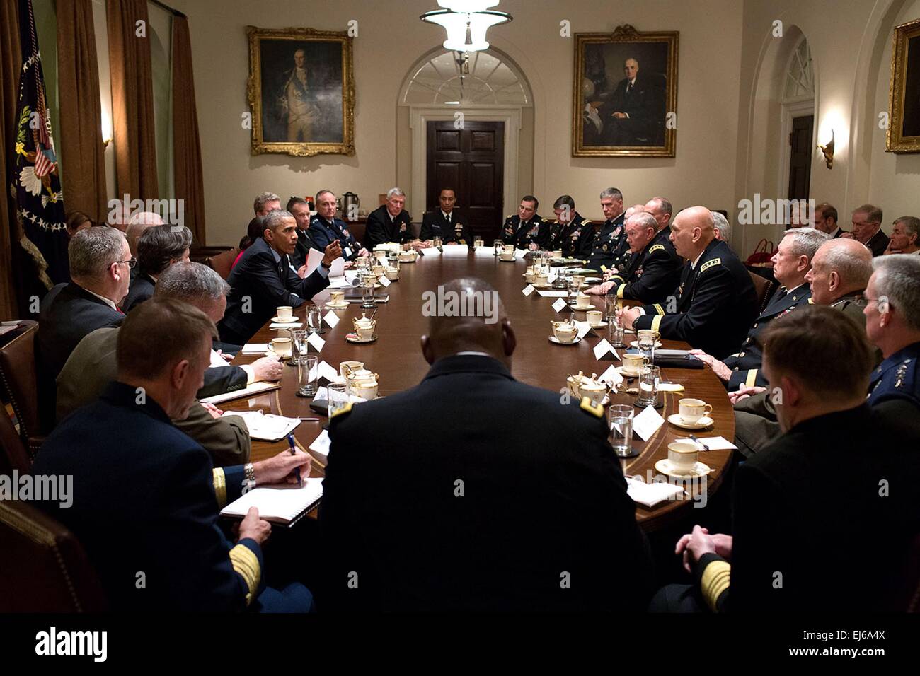 Il Presidente Usa Barack Obama e il Vice Presidente Joe Biden incontrare con i Comandanti di combattente e leadership militare nel Cabinet Room della Casa Bianca il 3 dicembre 2014 a Washington, DC. Foto Stock