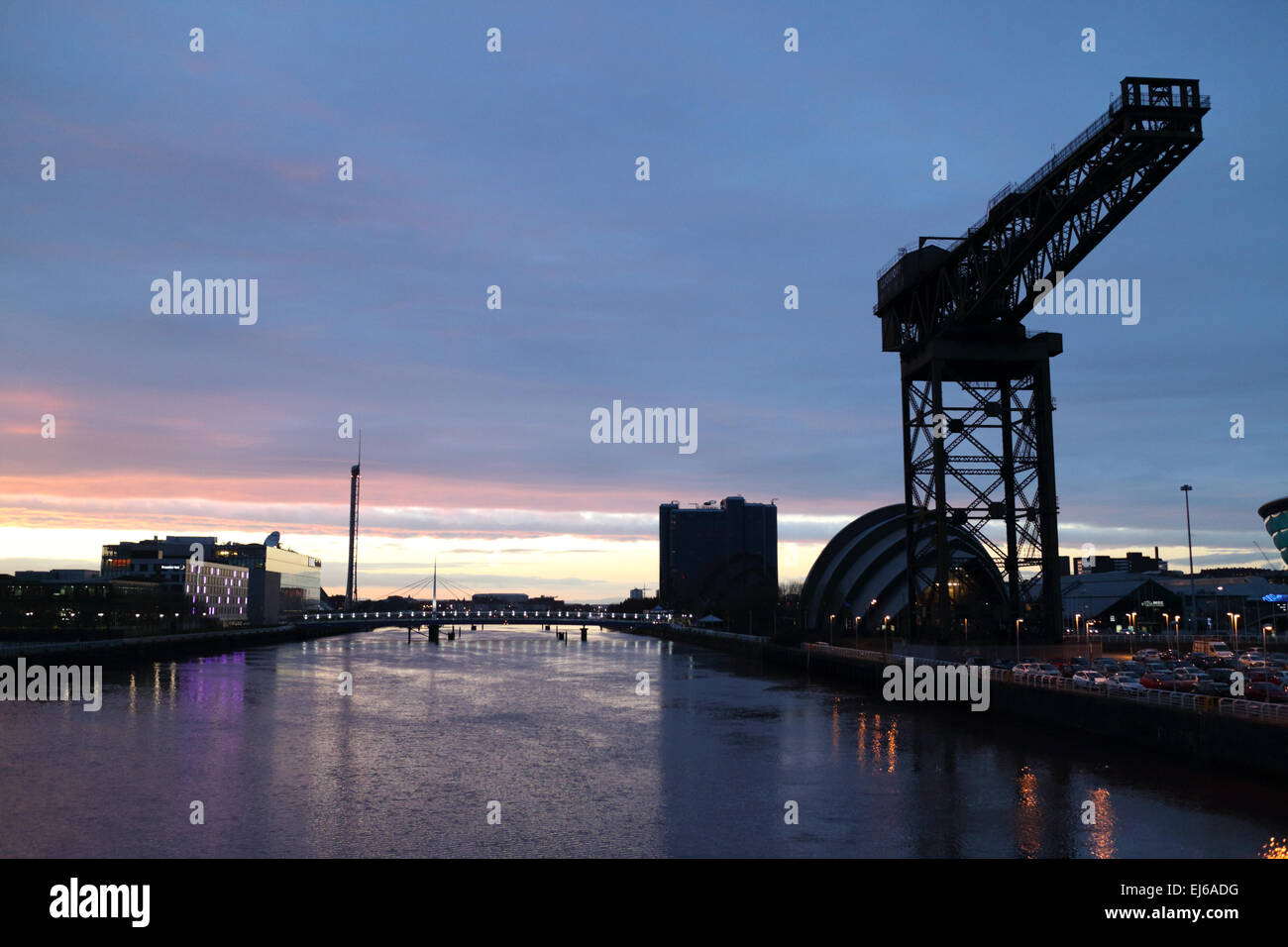 Fiume Clyde finnieston gru e secc Scottish Exhibition and Conference Centre al crepuscolo Glasgow Scotland Regno Unito Foto Stock