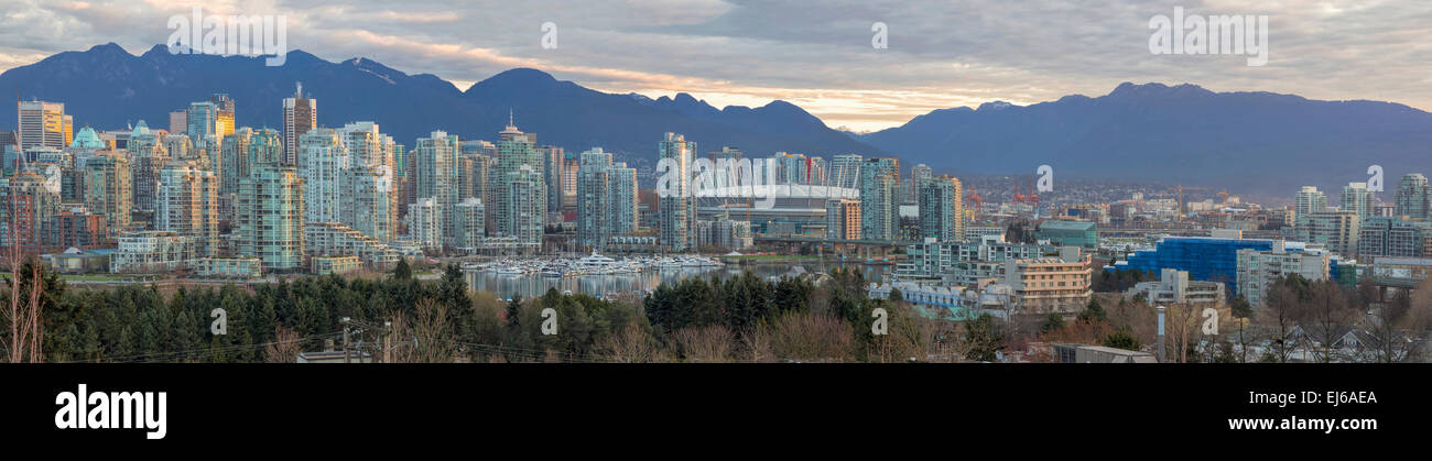 Vancouver British Columbia Canada skyline della città lungo False Creek durante il panorama di Sunrise Foto Stock