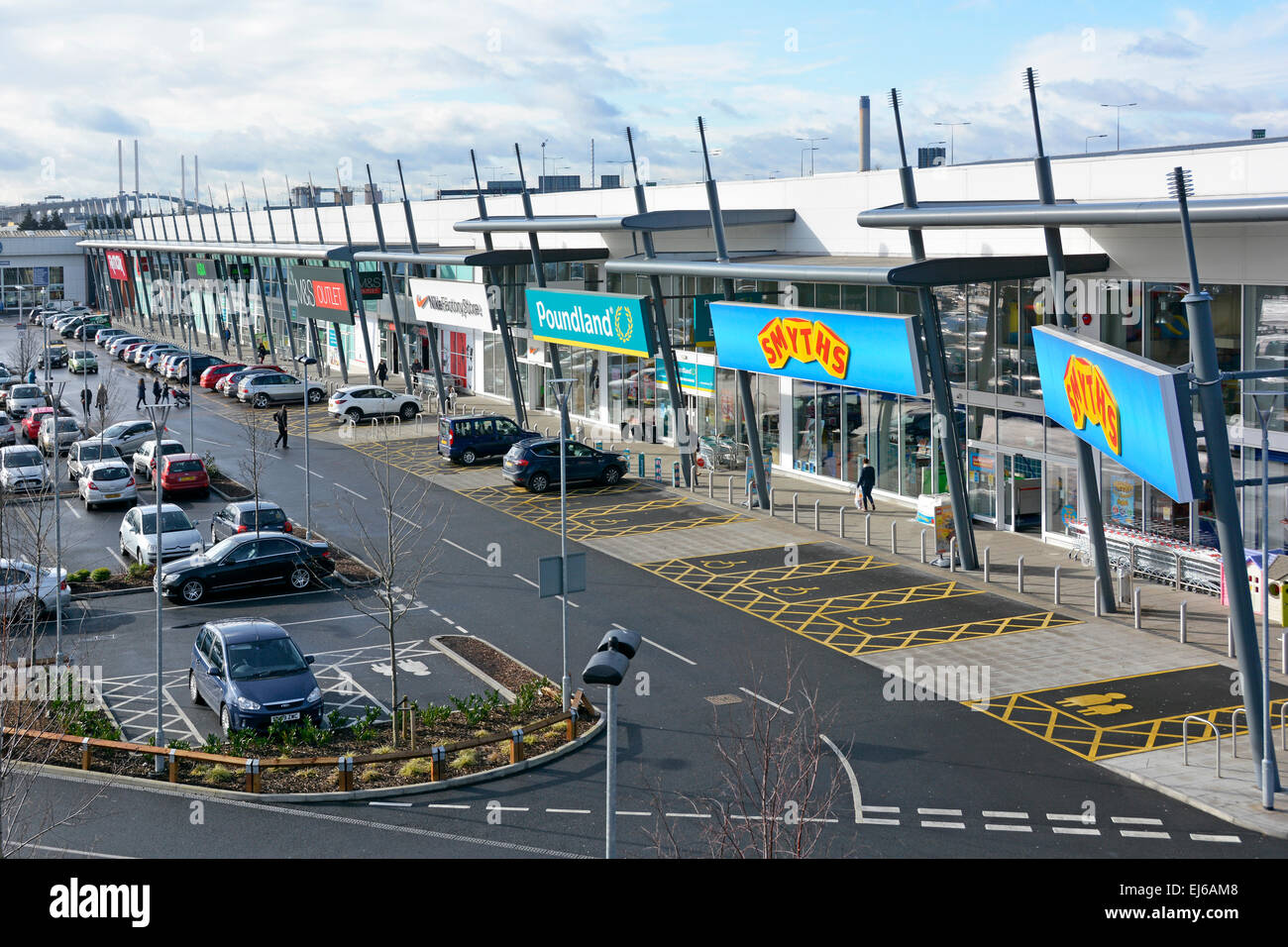 Vista aerea parte del centro commerciale Junction Retail Park parcheggio auto gratuito e selezione di negozi al dettaglio Dartford Bridge oltre West Thurrock Essex Regno Unito Foto Stock