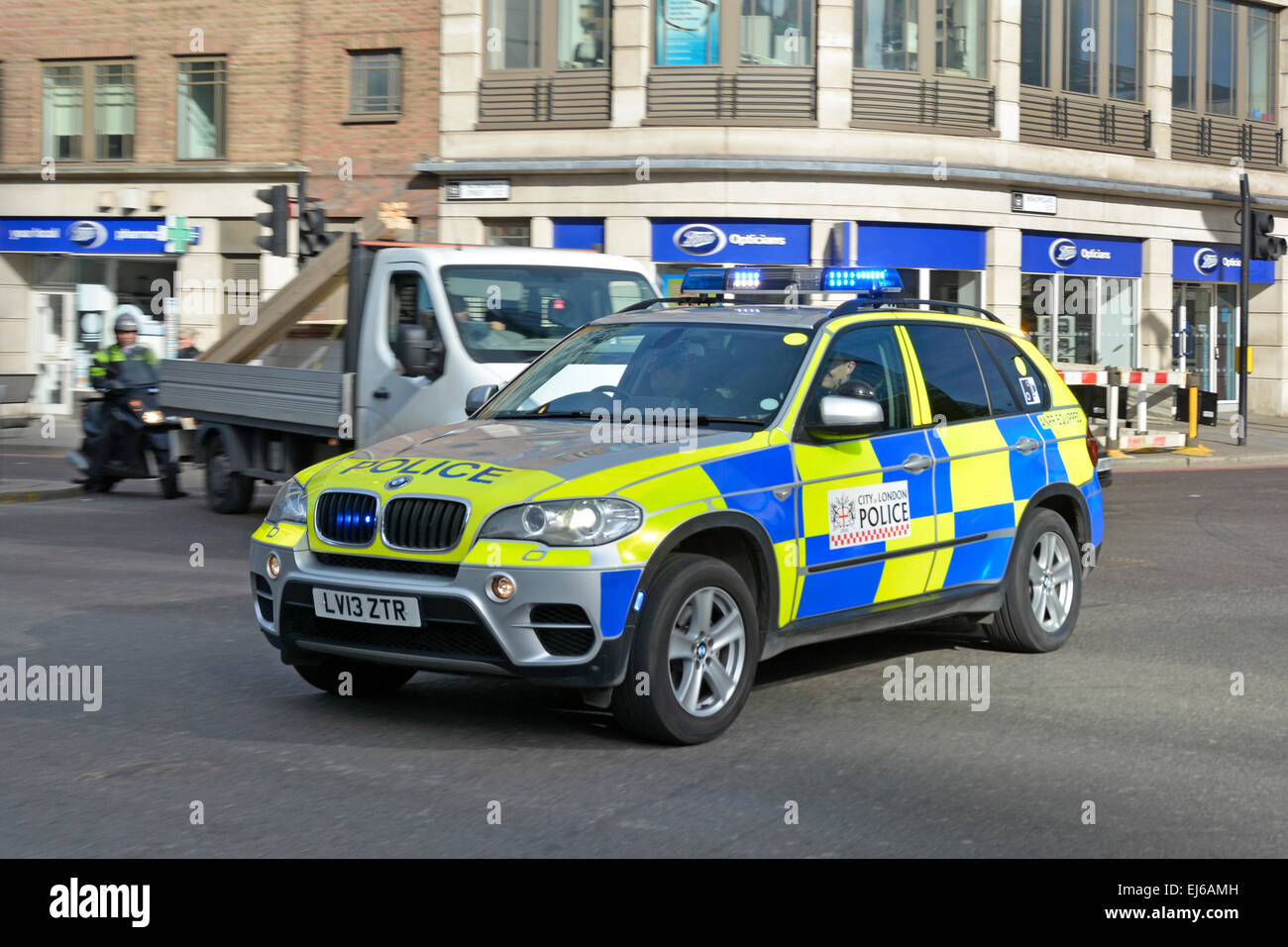 BMW auto della polizia stradale di attraversamento incrocio di rispondere ad una chiamata di emergenza City di Londra Inghilterra REGNO UNITO Foto Stock