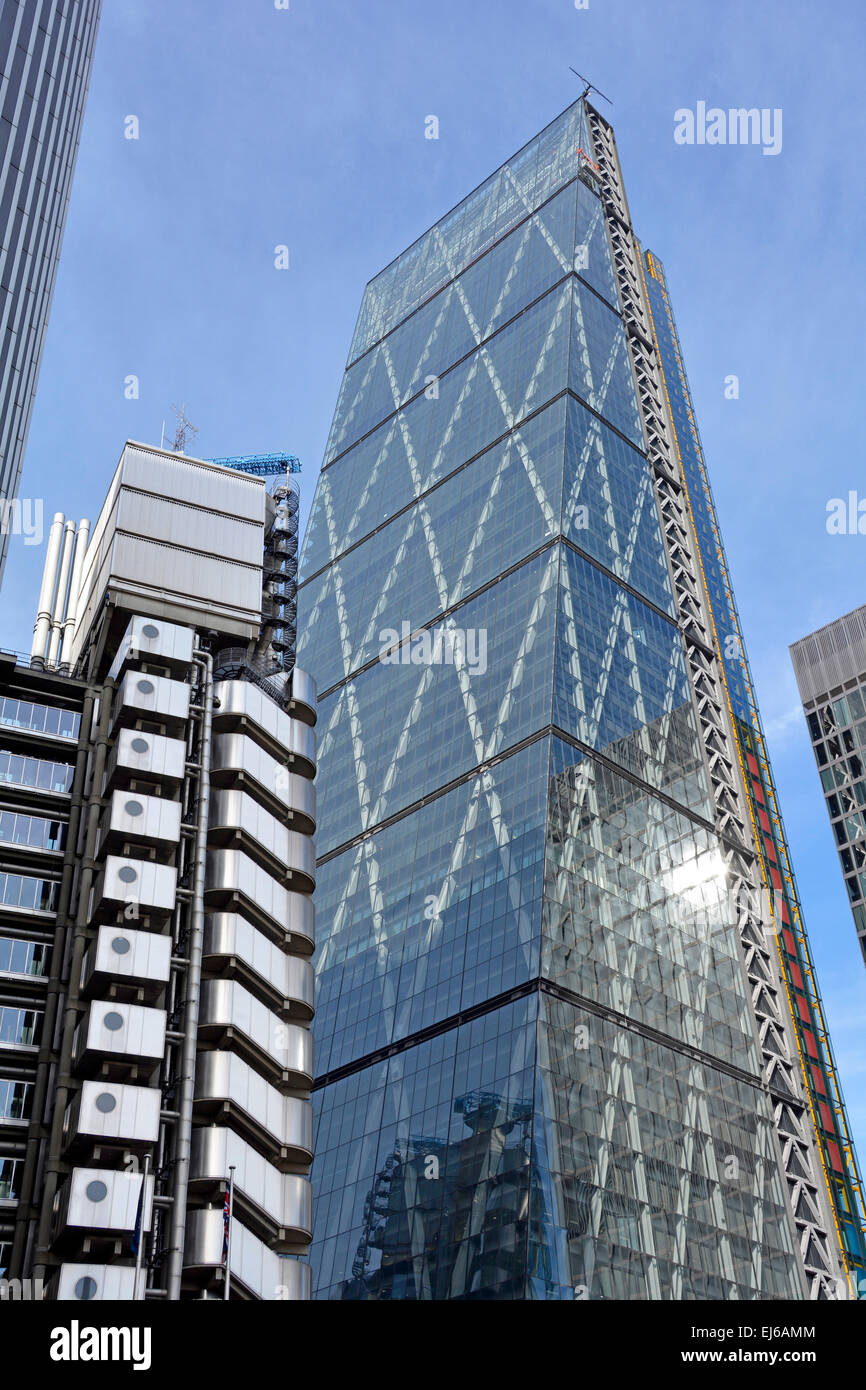 Il grattacielo Cheesegrater (noto anche come 122 Leadenhall Street) si innalza al di sopra del nelle vicinanze del Lloyds of London la costruzione di città di Londra Inghilterra REGNO UNITO Foto Stock