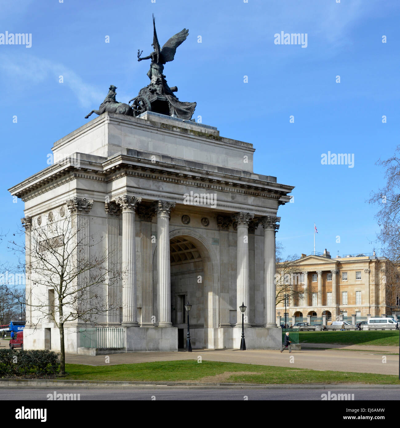 Wellington Arch e la quadriga con Apsley House al di là di Hyde Park Corner Londra Inghilterra REGNO UNITO Foto Stock