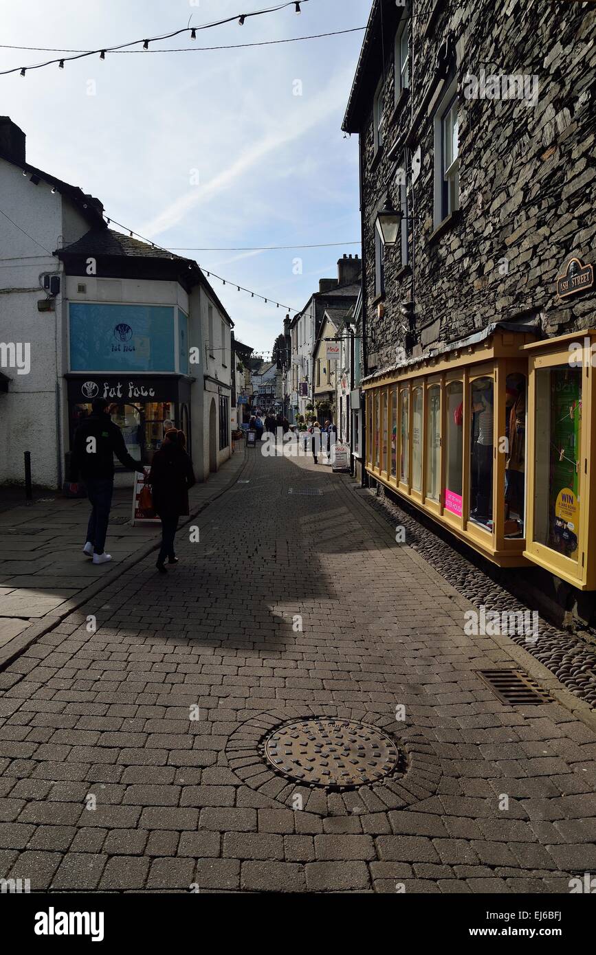 I turisti passeggiare per Via di cenere in Bowness on Windermere cumbria il Lake District Inghilterra regno unito in una giornata di sole nel mese di marzo Foto Stock