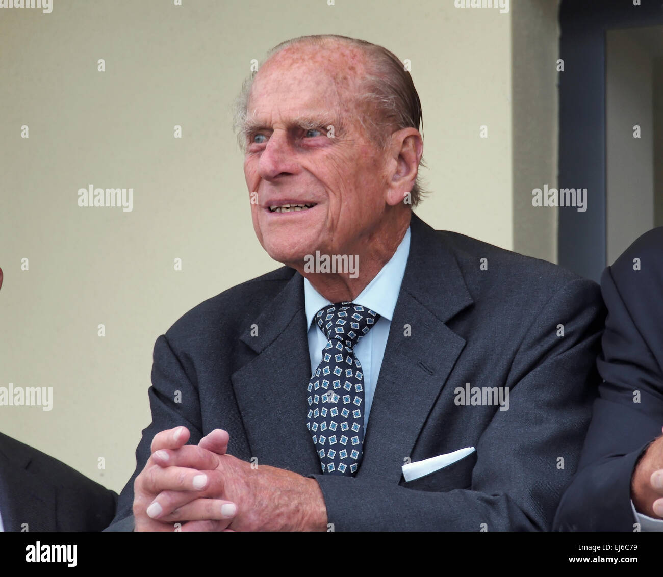 Il Duca di Edimburgo con donne Foto Stock