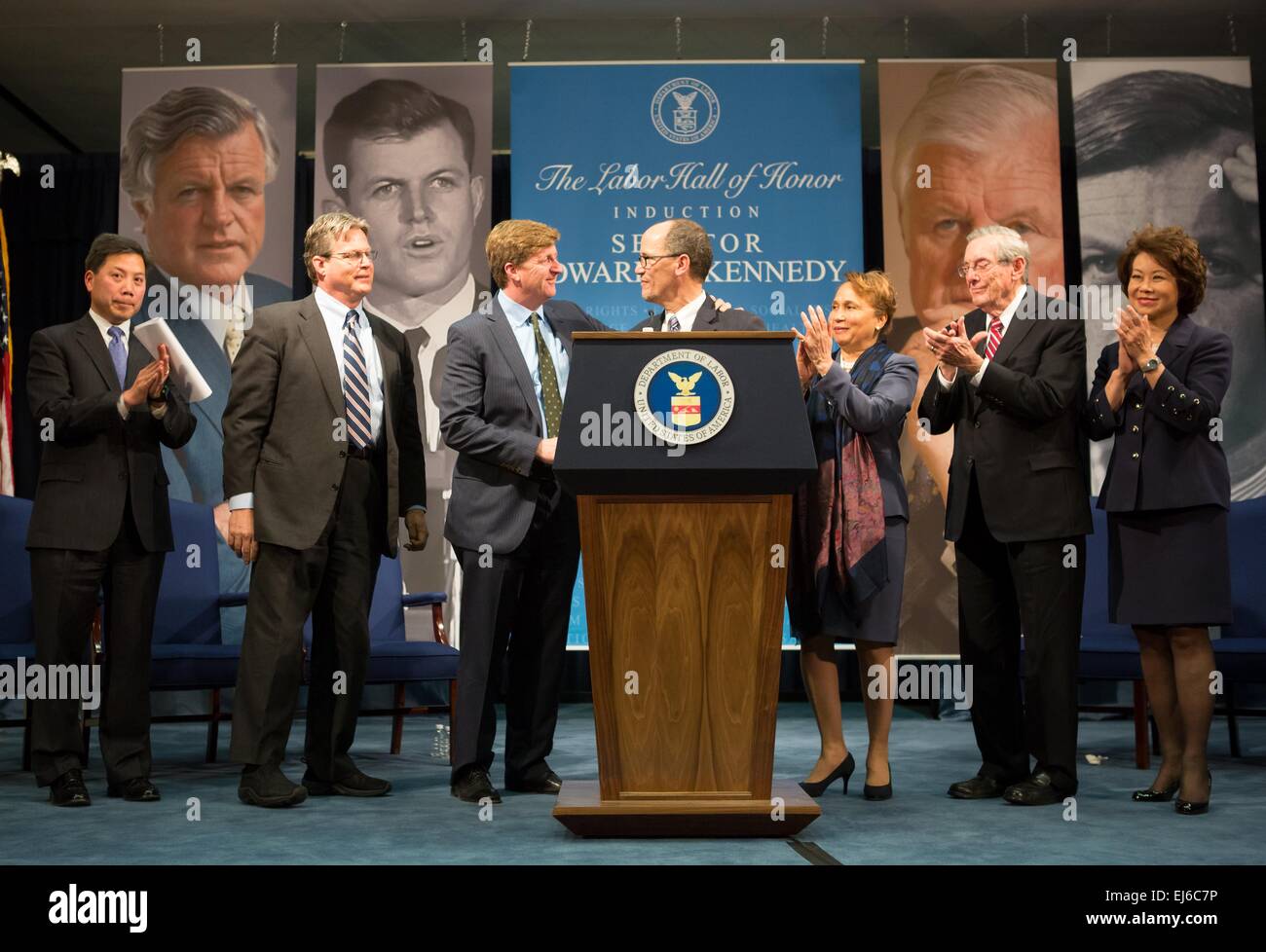 Noi segretario di lavoro Thomas Perez presiede la cerimonia di investitura del senatore Edward Ted Kennedy nel dipartimento del lavoro Sala d'Onore Marzo 12, 2015 a Washington, DC. A portata di mano per la cerimonia sono Vicki Kennedy, Patrick Kennedy, Ted Kennedy Jr., ex segretario DOL Bill Brock, ex segretario DOL Alexis Herman, ex segretario DOL Elaine Chao e vice Segretario Chris Lu. Foto Stock