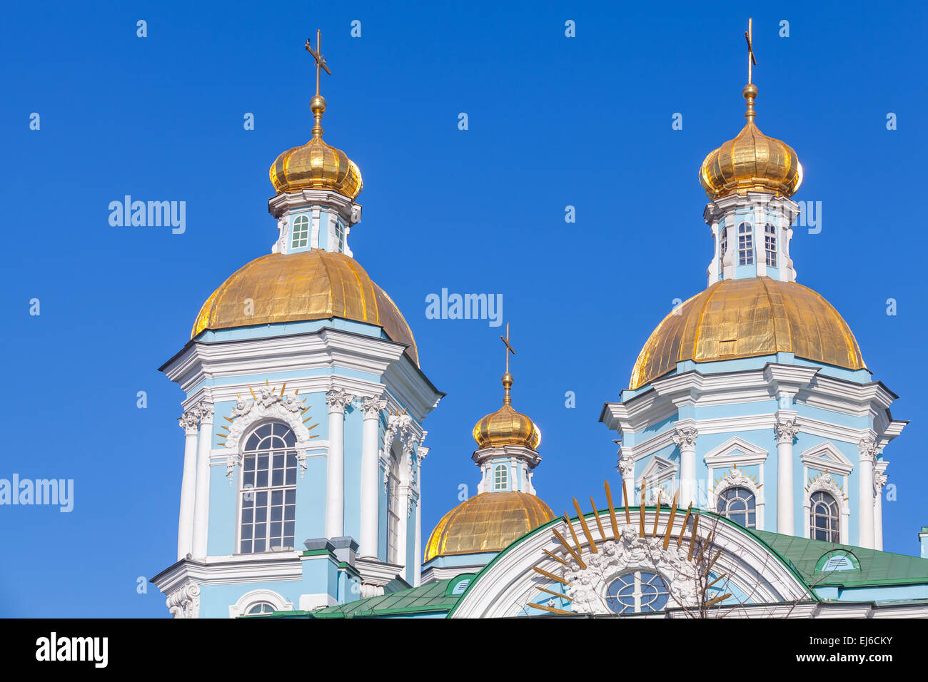 Chiesa ortodossa di San Nicola Cattedrale navale. Frammento di facciata con cupole dorate, San Pietroburgo, Russia Foto Stock