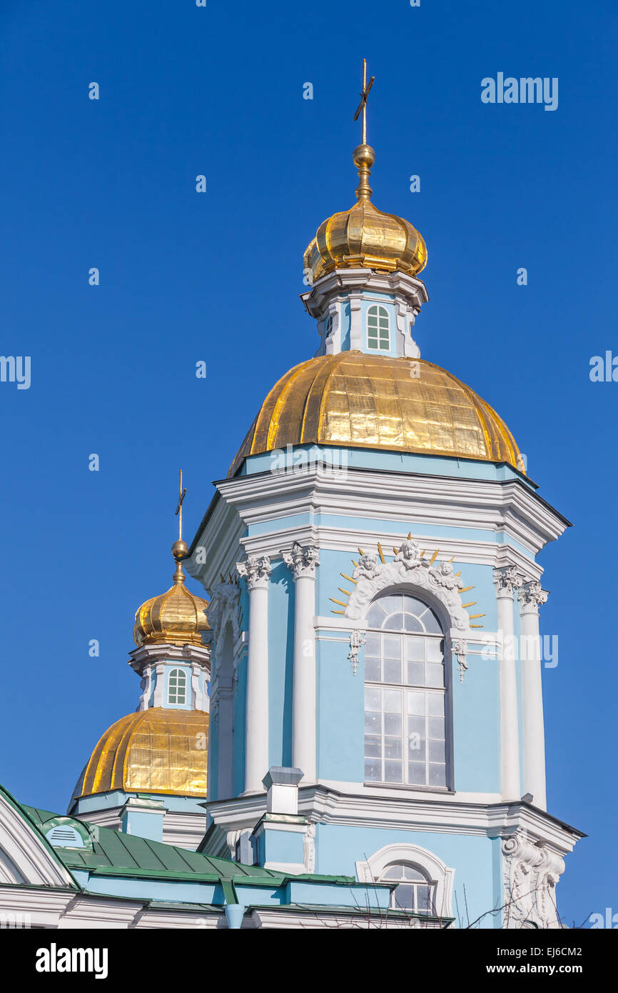 Chiesa ortodossa di San Nicola Cattedrale navale, facciata frammento con cupole dorate, San Pietroburgo, Russia Foto Stock
