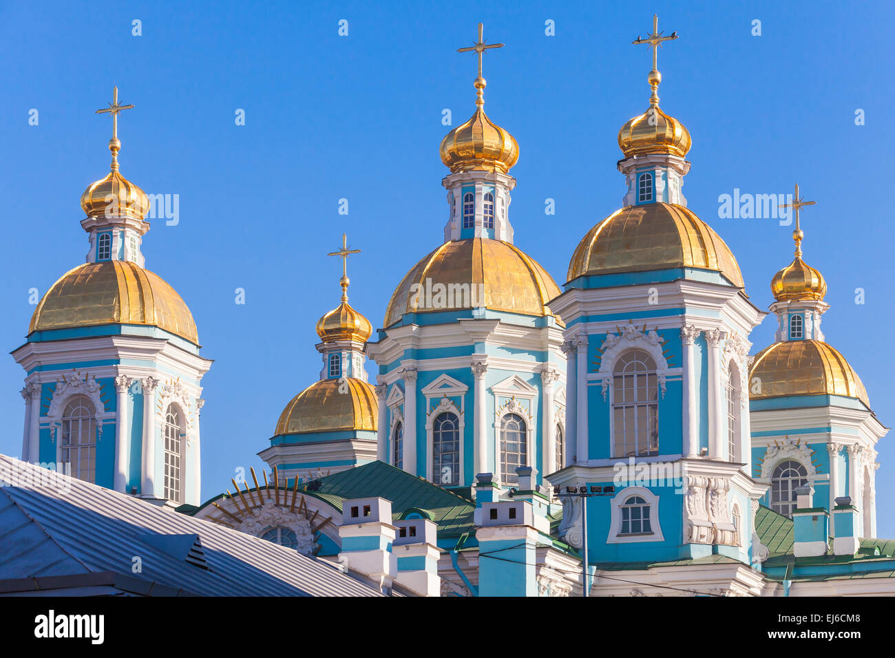 Chiesa ortodossa di San Nicola Cattedrale navale, facciata frammento con cupole dorate, San Pietroburgo, Russia Foto Stock
