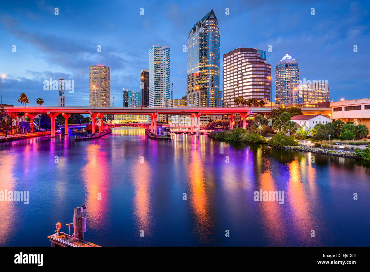 Tampa, Florida, Stati Uniti d'America skyline del centro sul fiume Hillsborough. Foto Stock