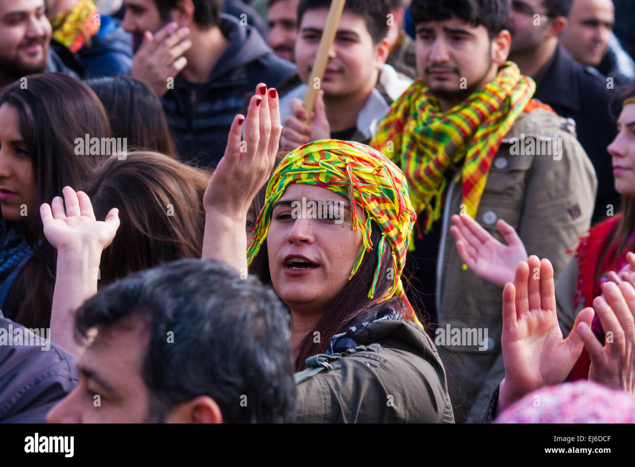 Finsbury Park, London, Regno Unito. Xxii marzo, 2015. Migliaia di Londra la comunità curda si riuniscono per il Newroz, loro tradizionali delle celebrazioni per il nuovo anno. La comunità in esilio in lutto per la morte di Londoner ed ex Royal Marine Erik Konstandinos Scurfield, un eroe per loro, che è stato ucciso combattendo ISIS e la cui madre Vasiliki Scurfield rivolto alla folla. Credito: Paolo Davey/Alamy Live News Foto Stock