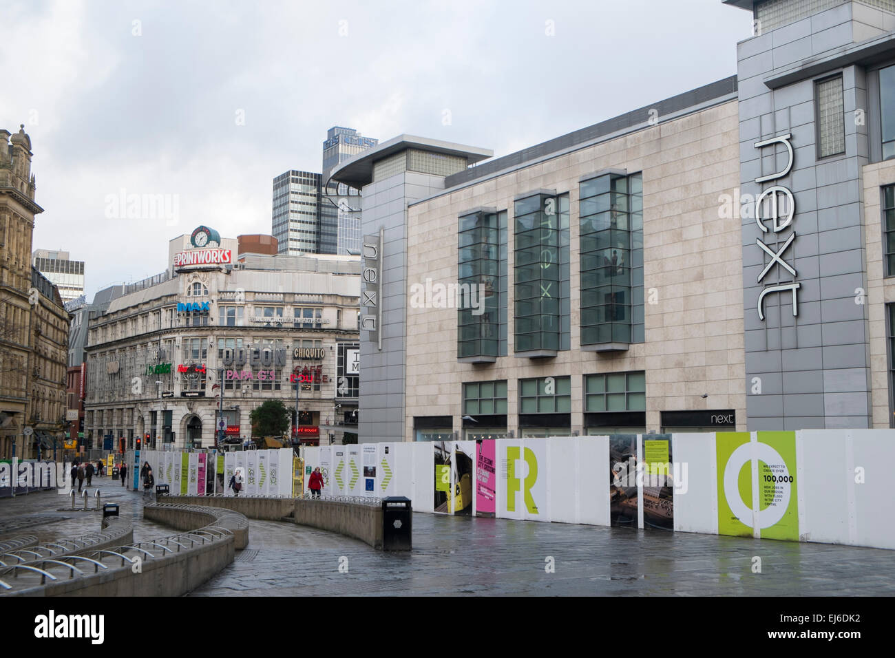 Il prossimo negozio di abbigliamento presso il centro commerciale Arndale su umido inverni piovosi giorno in Manchester Inghilterra England Foto Stock