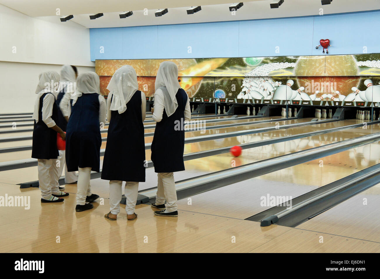 Ragazze musulmane di bowling al divertimento zona, Muscat Oman Foto Stock