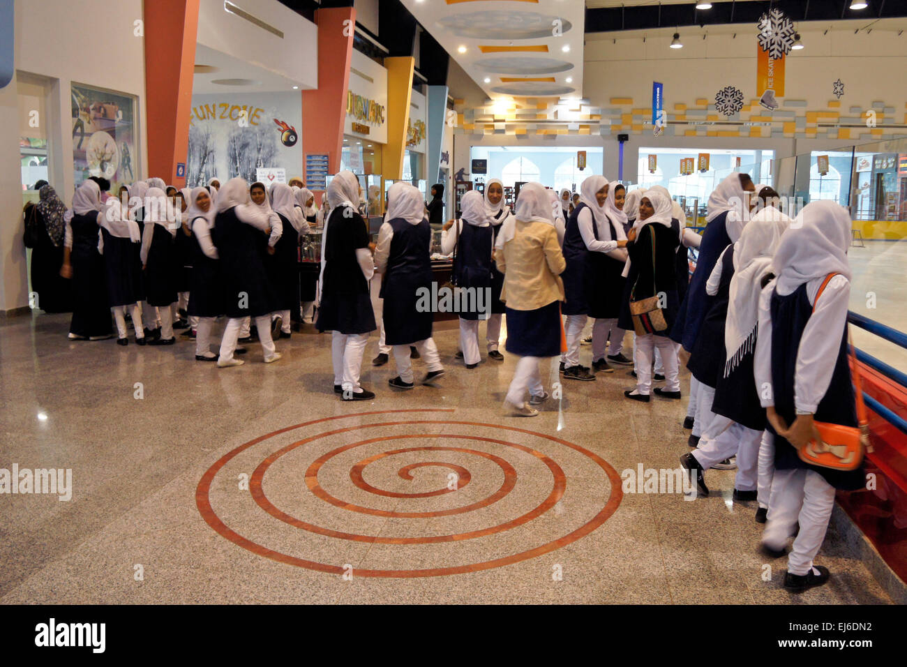 Scuola musulmana ragazze al divertimento zona centro di intrattenimento, Muscat Oman Foto Stock