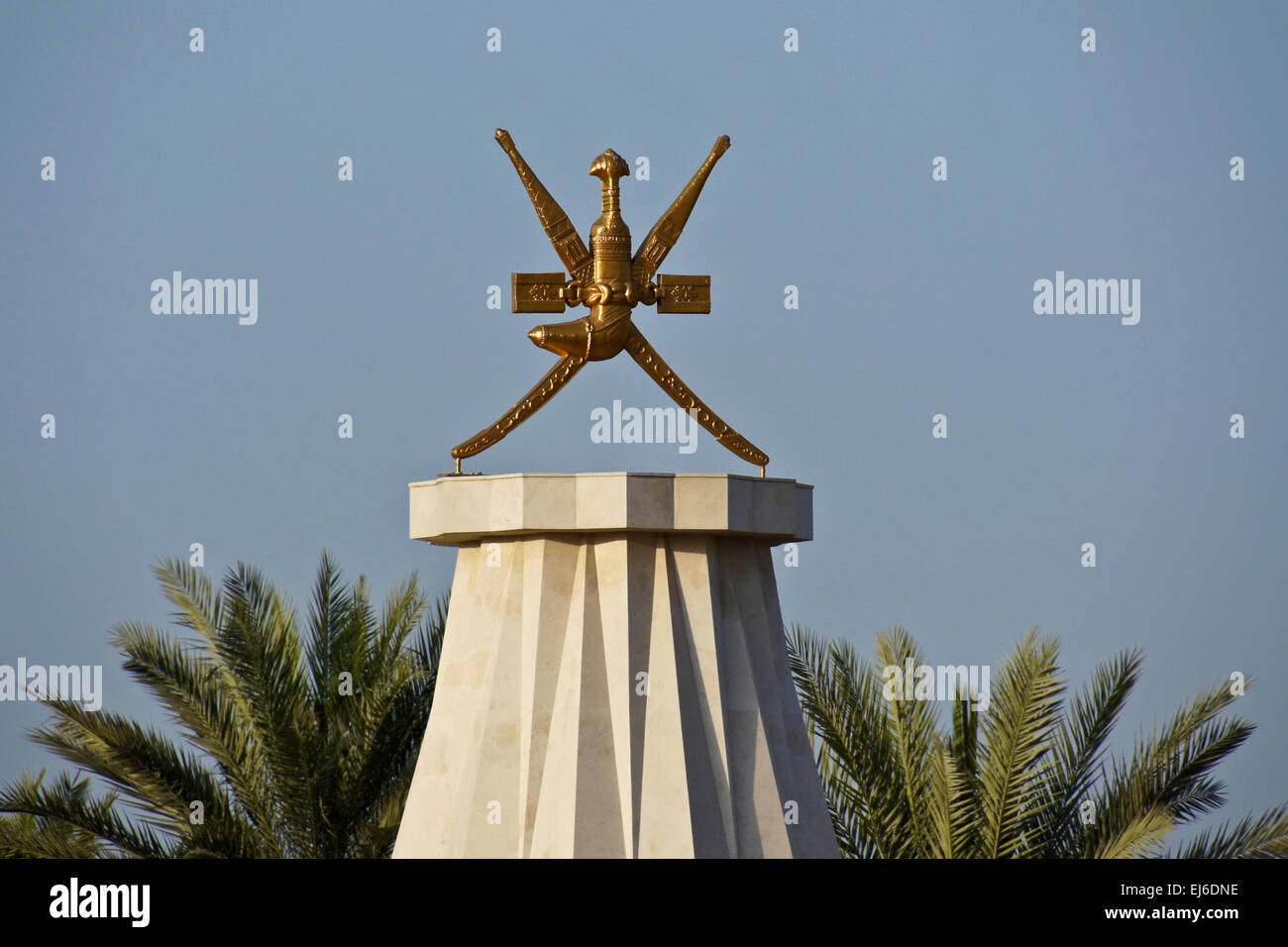 Stemma reale di Oman, due spade incrociate e un khanjar (pugnale curvo) Foto Stock