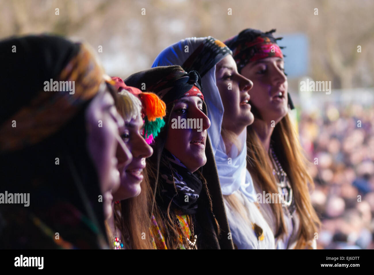 Finsbury Park, London, Regno Unito. Xxii marzo, 2015. Migliaia di Londra la comunità curda si riuniscono per il Newroz, loro tradizionali delle celebrazioni per il nuovo anno. La comunità in esilio in lutto per la morte di Londoner ed ex Royal Marine Erik Konstandinos Scurfield, un eroe per loro, che è stato ucciso combattendo ISIS e la cui madre Vasiliki Scurfield rivolto alla folla. Credito: Paolo Davey/Alamy Live News Foto Stock