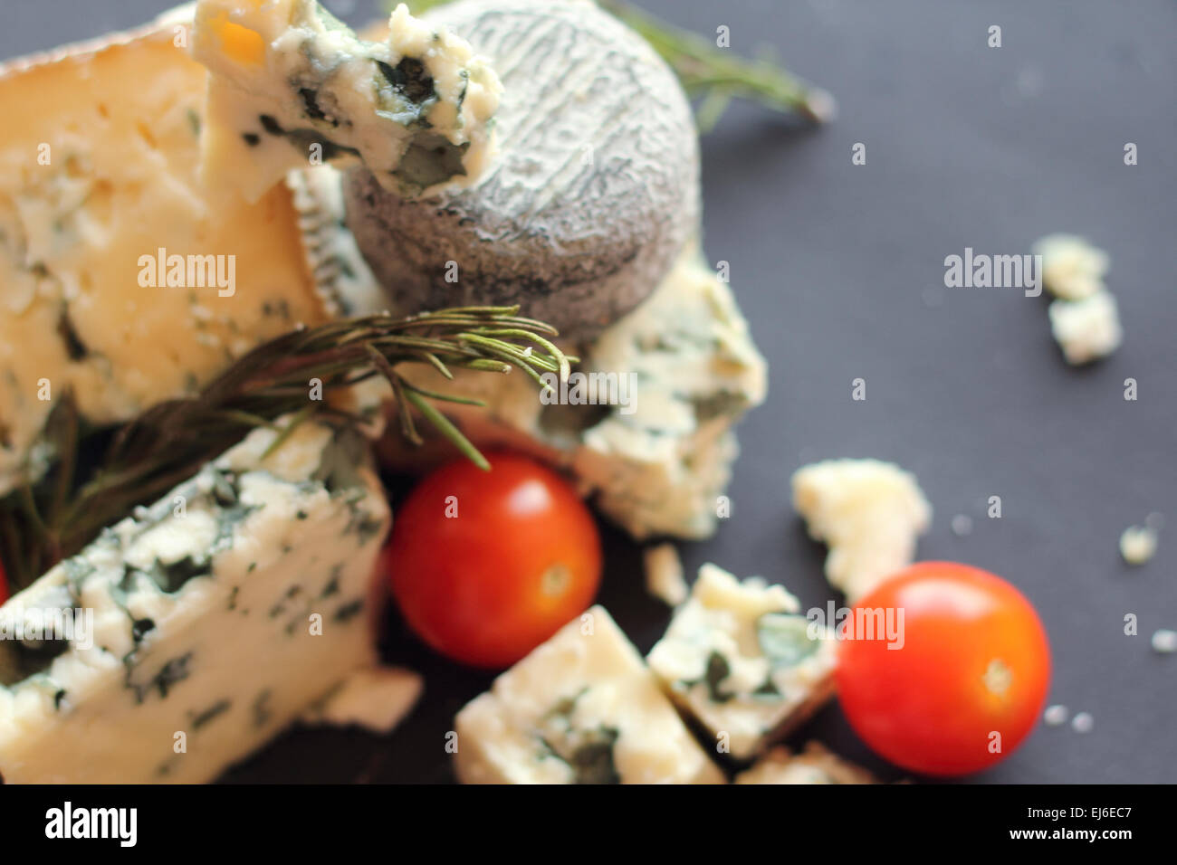 Il Roquefort e composizione su sfondo scuro Foto Stock