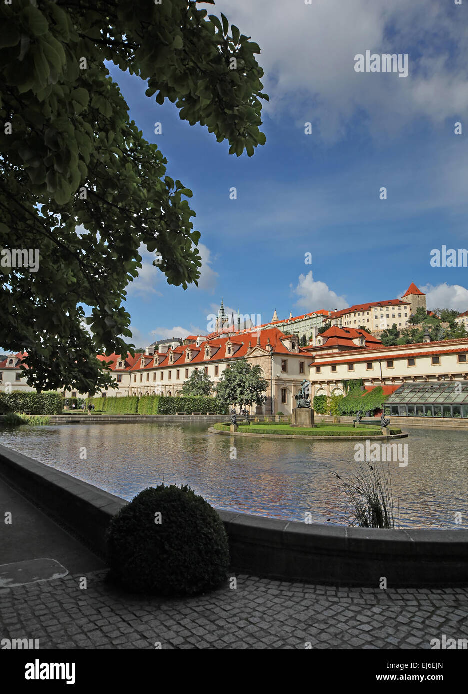 Praga - Vista dal giardino Valdstejnska al castello Foto Stock