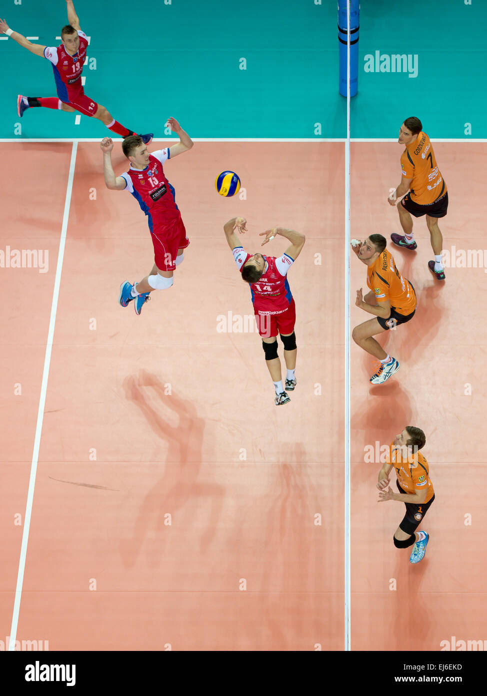 LUBIN, Polonia - 19 gennaio 2015: azione durante il match PlusLiga nella pallavolo tra Cuprum Lubin - Effector Kielce 3:1. Foto Stock