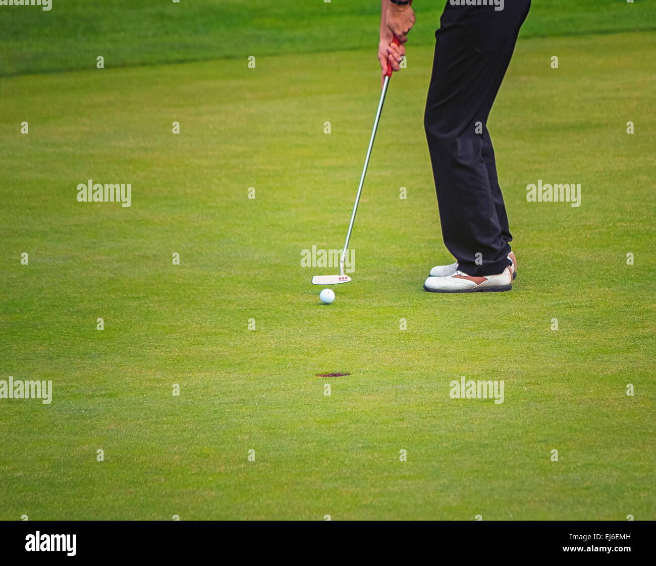Giocatore di Golf gambe mettendo sul verde Foto Stock