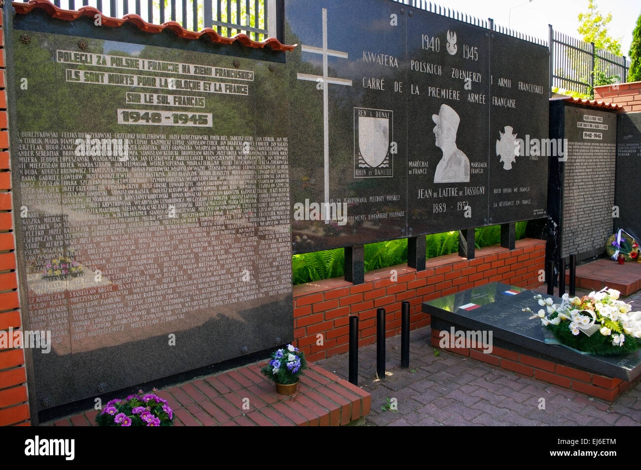 Powazki cimitero militare a Varsavia in Polonia. Un monumento ricorda i soldati polacchi del francese armata "Reno e Danubio". Foto Stock