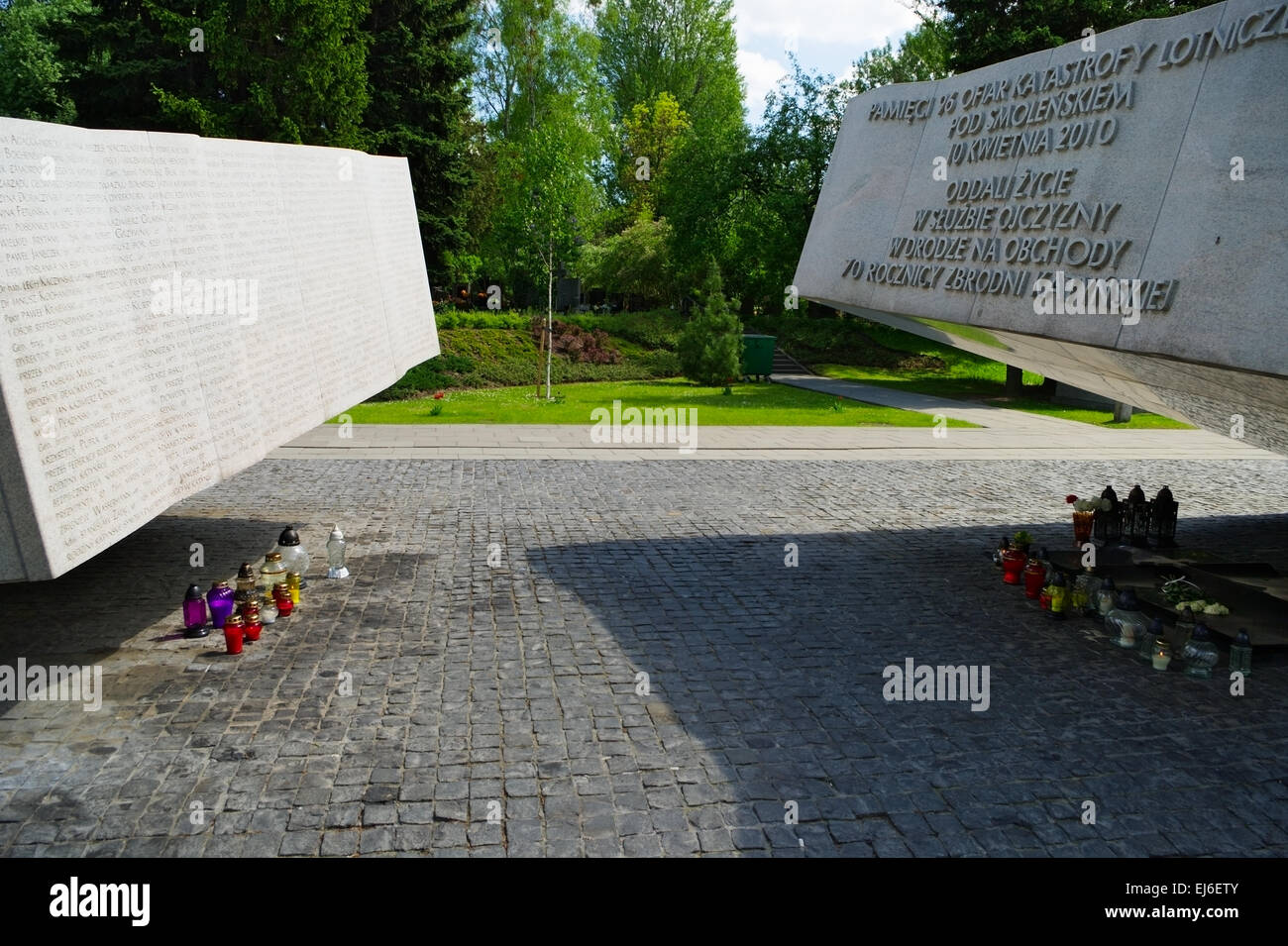 Powazki cimitero militare a Varsavia in Polonia. Un monumento commemora 96 vittime del polacco del piano governativo crash in aprile 2010. Foto Stock
