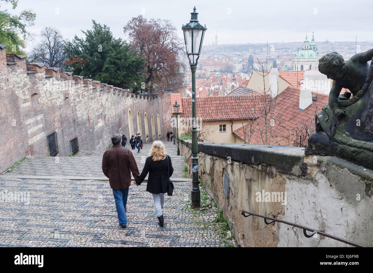 Coppia al vecchio castello passi, Praga, Repubblica Ceca Foto Stock