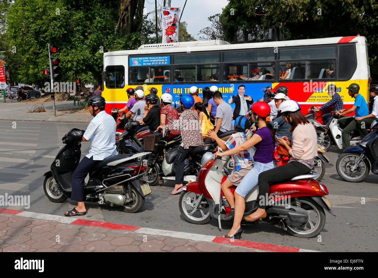 Il traffico si è fermato a luci in Hanoi, Vietnam Foto Stock