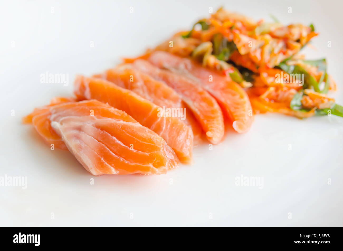 Close up Sashimi con salmone e kimchi , asiatica cucina di stile Foto Stock
