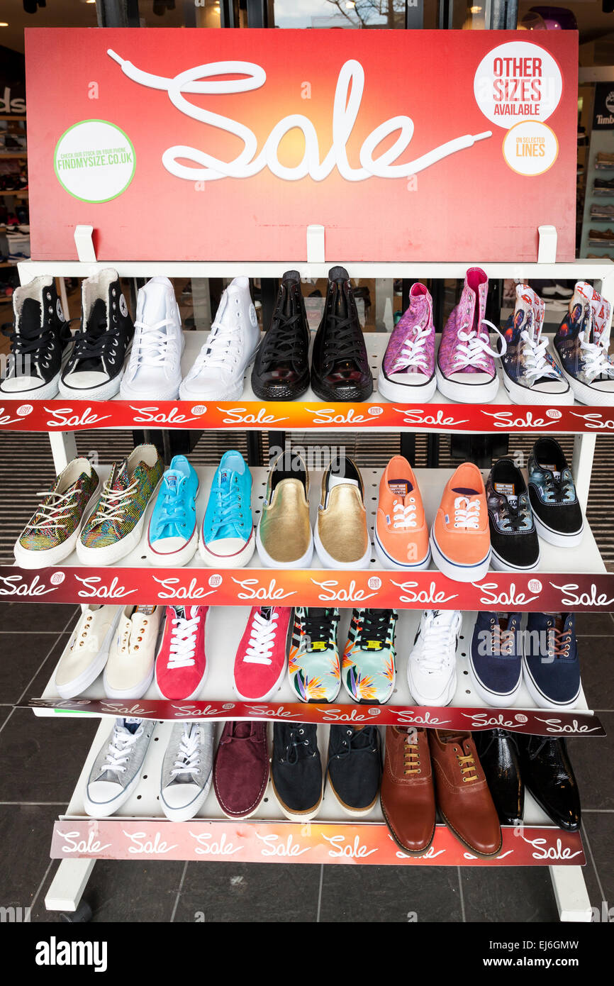Calzatura vendita. Scarpe su un rack di vendita presso il negozio di fronte, Schuh, Nottingham, Inghilterra, Regno Unito Foto Stock