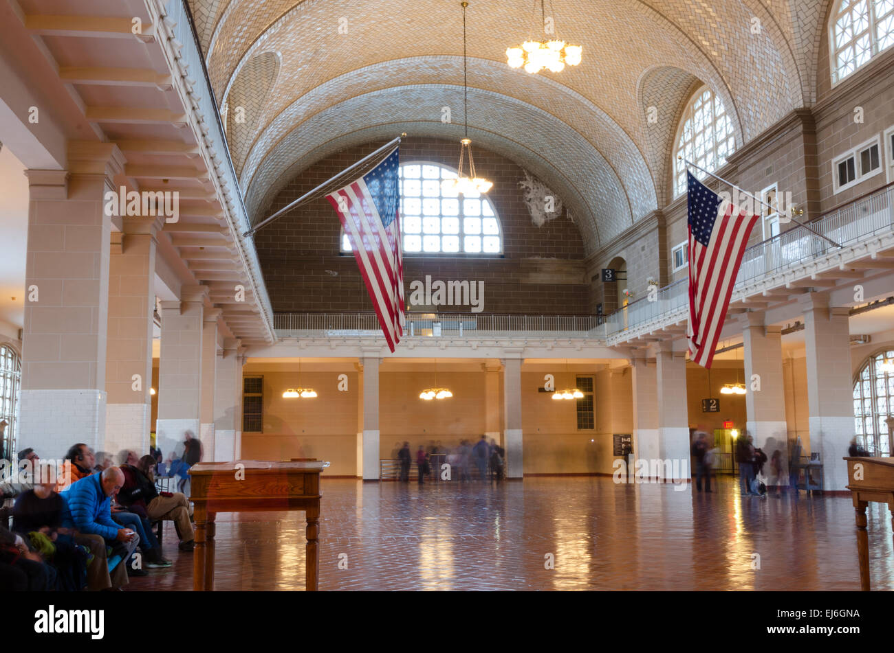Vista dall'angolo sud-est della Sala del Registro di sistema, chiamato anche la grande sala, Ellis Island immigrazione Museum di New York. Foto Stock