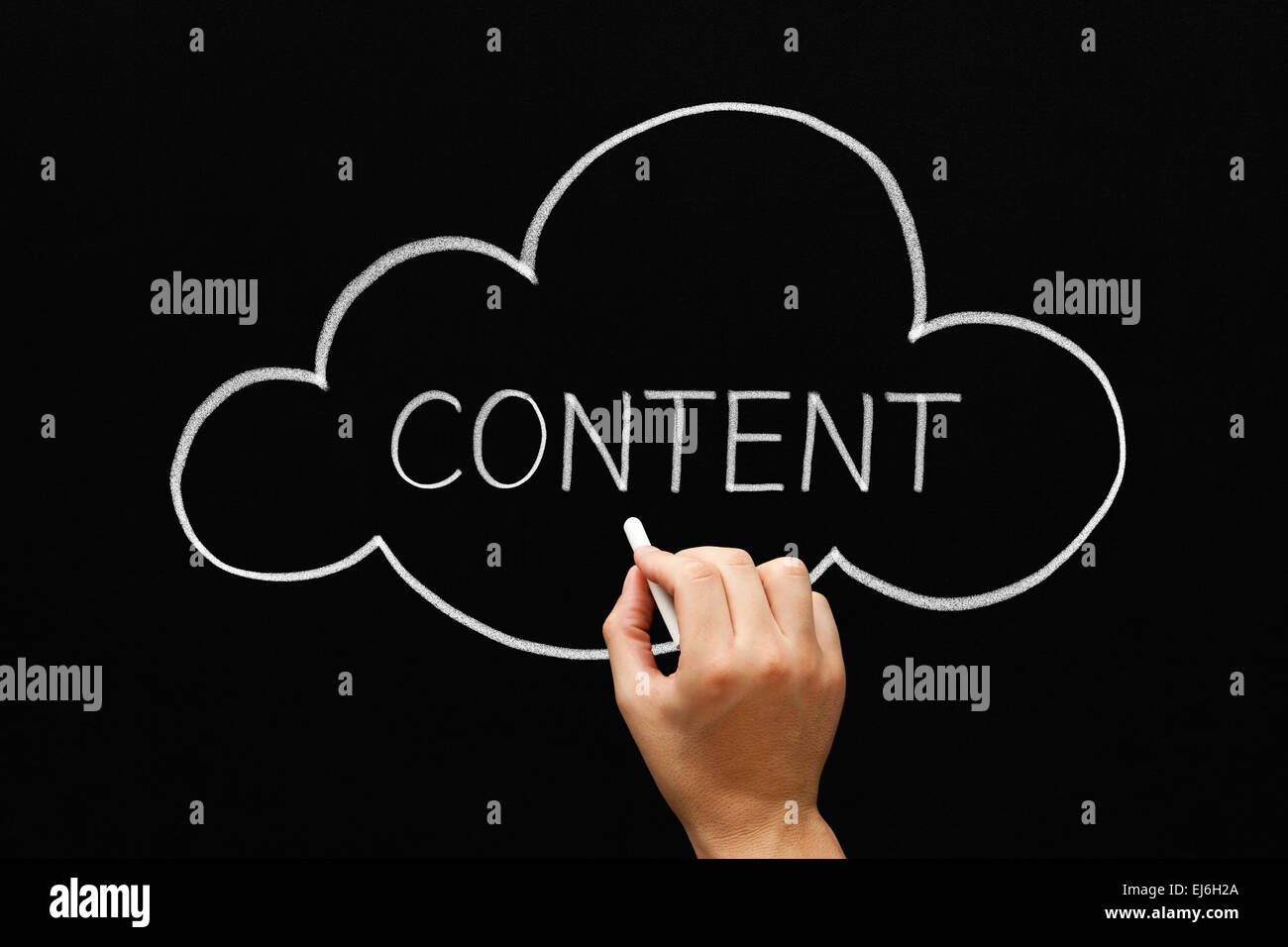 Disegno a mano Content cloud concetto con il bianco gesso su una lavagna. Foto Stock