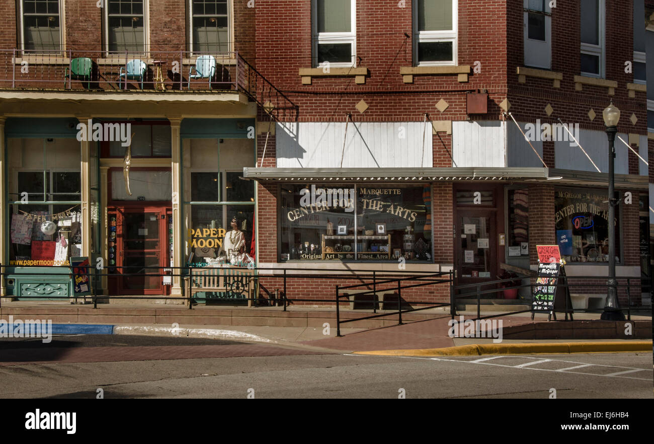 Scena di strada in McGregor, Iowa che mostra il Paper Moon book store e McGregor-Marquette Centro per le Arti Foto Stock